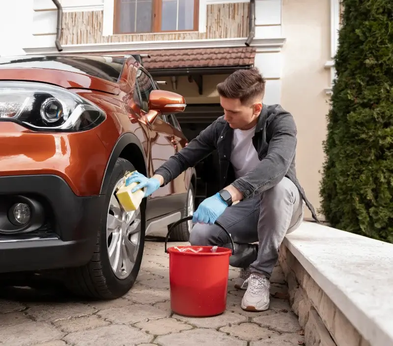 Lavage auto à domicile Dettwiller : professionnel intervenant sur un véhicule
